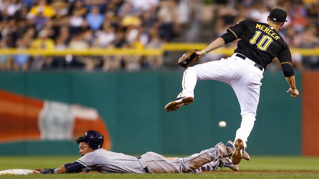 Stults leads Padres to 2-1 win over Pirates